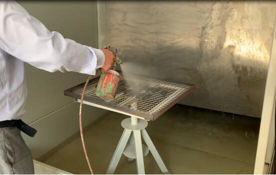 Qual é a diferença entre revestimento em pó e pintura por pulverização?